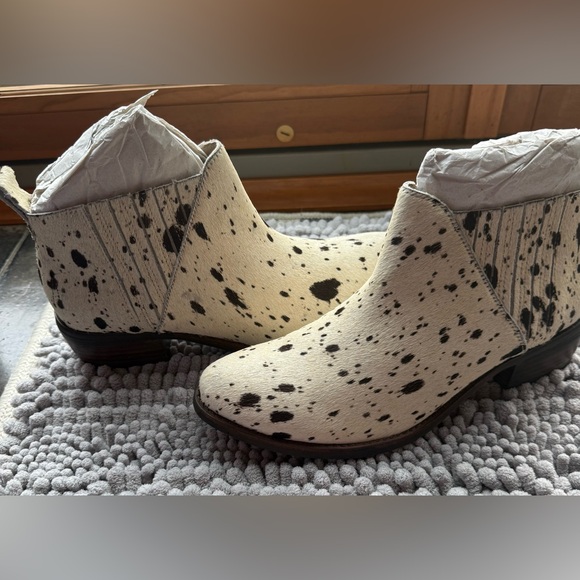 Matisse NWOT calf fur, white and dark brown. Made in Brazil 9M. In box. - Picture 13 of 15